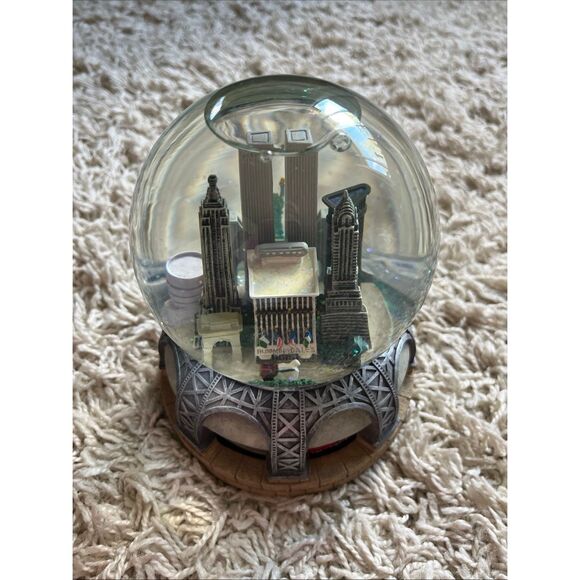 Vintage Bloomingdale's NYC Pre 9/11 Twin Towers Musical/Revolving Snow Globe - Picture 4 of 11